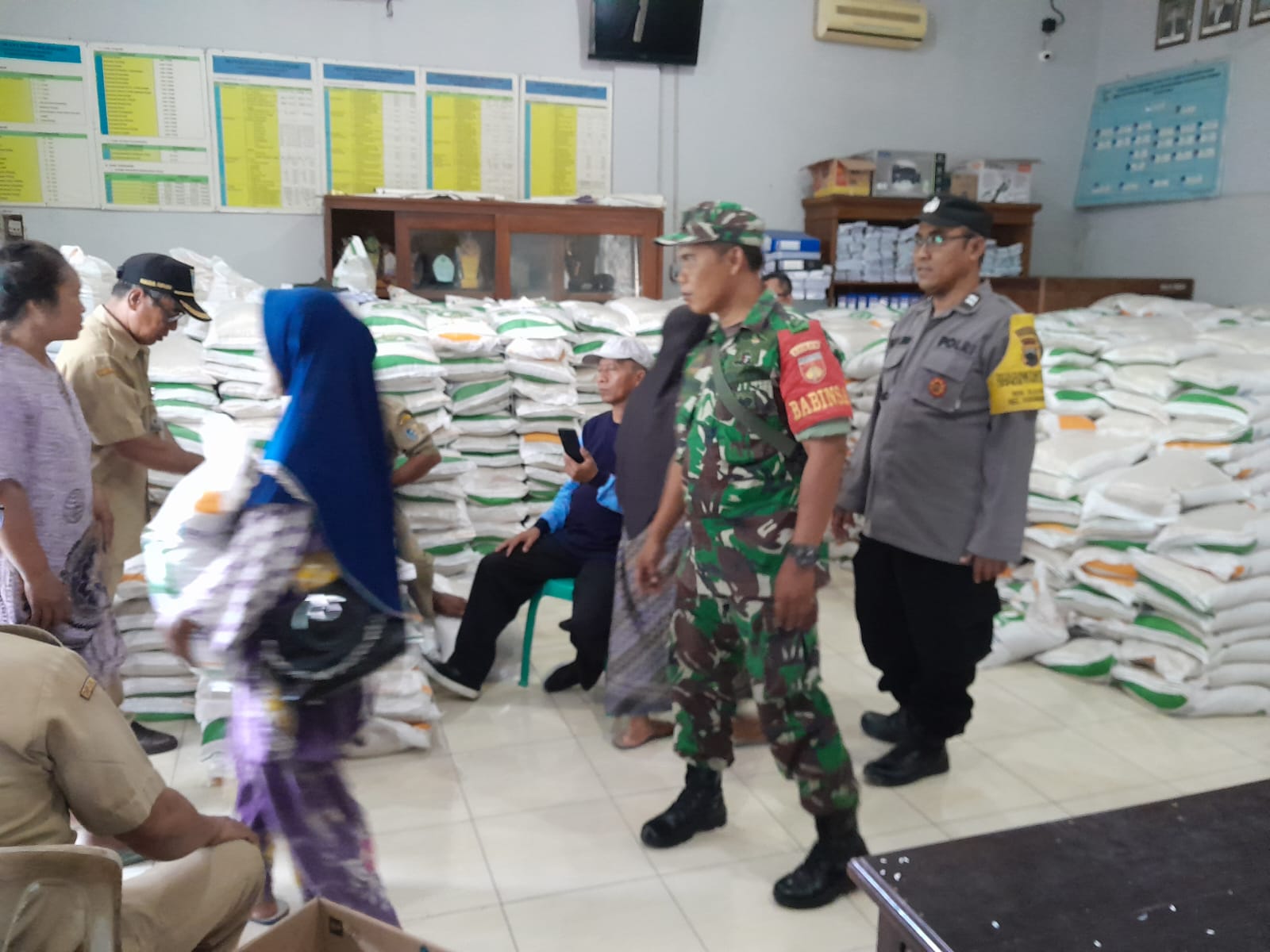 Program Dukung Pemerintah, Babinsa Koramil 13/Karangawen Dampingi Penyaluran Bantuan Beras CPP