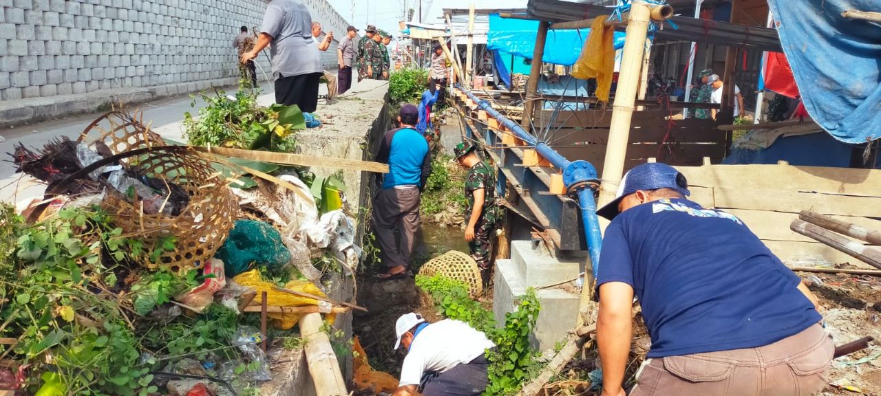 Antisipasi Banjir, TNI-POLRI Dan Warga Kompak Bersihkan Lingkungan Pasar Ganefo